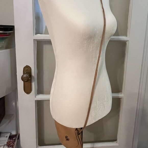 Small Leather Vintage Crossbody/Saddle Bag in Tan Brown - Picture 3 of 5